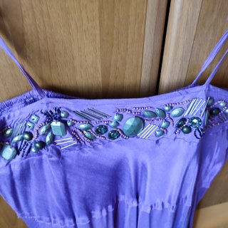 Vestito lilla con spalline e decorazioni