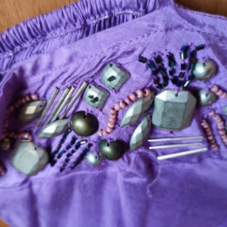 Vestito lilla con spalline e decorazioni