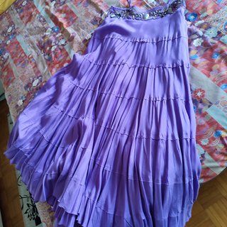 Vestito lilla con spalline e decorazioni