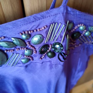 Vestito lilla con spalline e decorazioni
