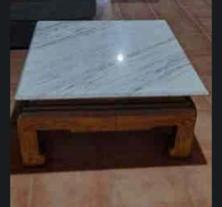 Tavolo da centro in marmo e ottone. 0,80m x 0,80m x 0,4