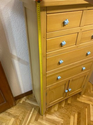 Cómoda de madera con tiradores de estrella