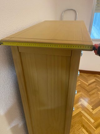 Cómoda de madera con tiradores de estrella