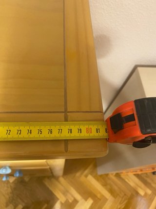 Cómoda de madera con tiradores de estrella