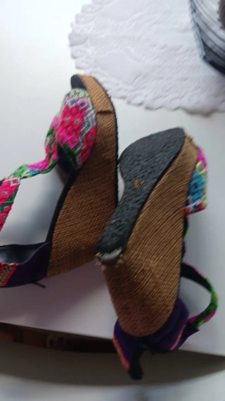 Sandalias de cuña bordadas multicolor