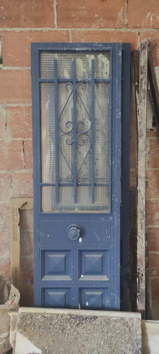 Puertas de  hierro, dos hojas con reja y cristal.