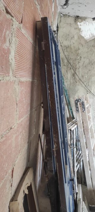 Puertas de  hierro, dos hojas con reja y cristal.