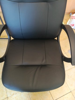 Silla de escritorio negra, cómoda y casi sin uso