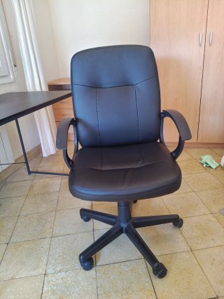 Silla de escritorio negra, cómoda y casi sin uso