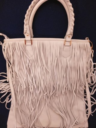 Bolso de mano y hombro blanco