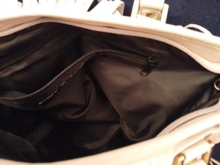 Bolso de mano y hombro blanco