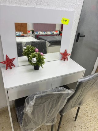 Tocador con espejo y silla