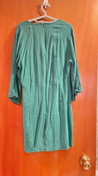 Vestido mini verde manga 3/4 cruzado