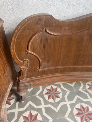 Pie de cama antiguo de madera
