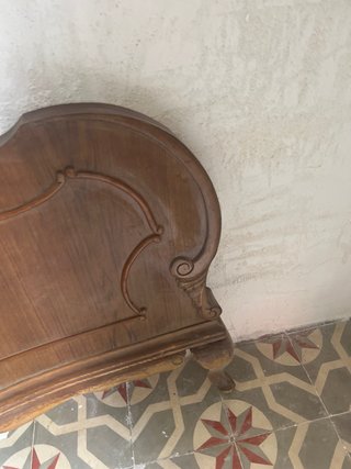 Pie de cama antiguo de madera