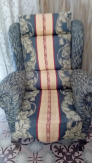 Dos sillones orejeros tela y madera