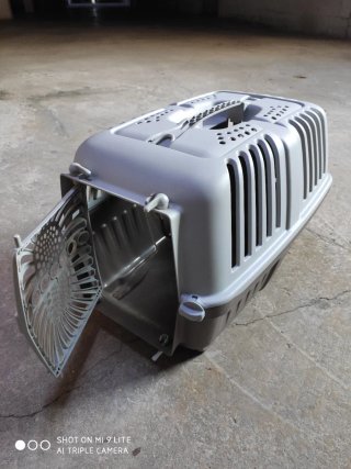 Transportín gris para mascotas