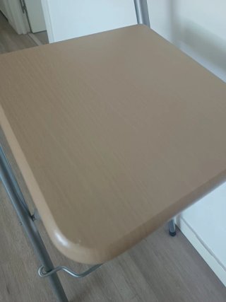 Taburete alto plegable nuevo sin uso.