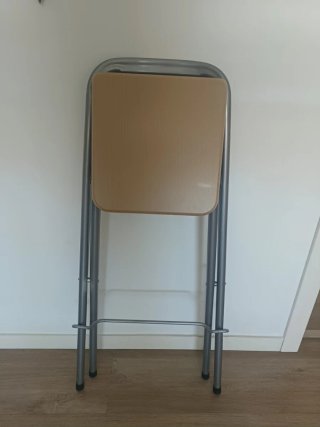 Taburete alto plegable nuevo sin uso.