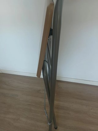 Taburete alto plegable nuevo sin uso.