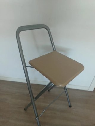 Taburete alto plegable nuevo sin uso.