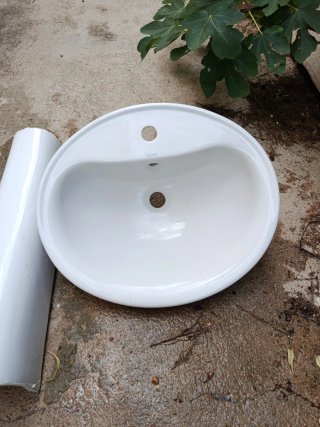 Lavabo y columna de porcelana blanca