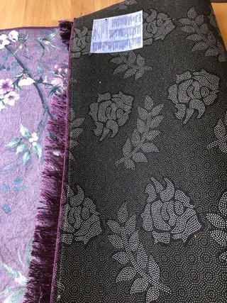 Alfombra floral morada y rosa
