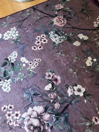 Alfombra floral morada y rosa