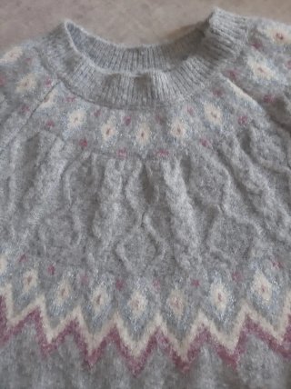 Jersey de punto gris con detalles rosas