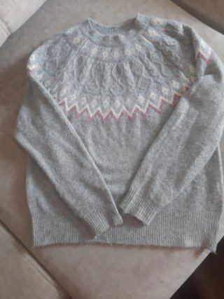 Jersey de punto gris con detalles rosas