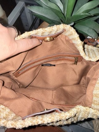 Bolso de rafia con tachuelas