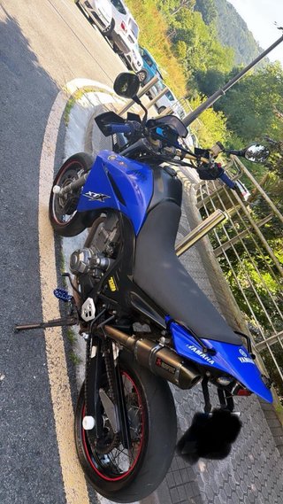 Yamaha Supermotard Azul y Negra