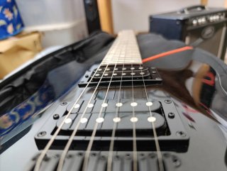 Guitarra Eléctrica CORT KX100 + Ampli Peavey