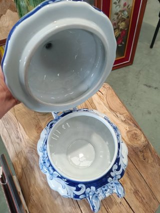 Sopera antigua pintada a mano