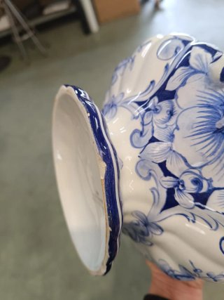 Sopera antigua pintada a mano