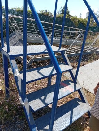 Escaleras metálicas azules