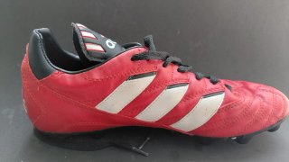 Botas de fútbol Adidas rojas y blancas
