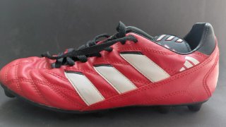 Botas de fútbol Adidas rojas y blancas