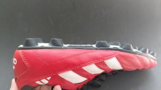 Botas de fútbol Adidas rojas y blancas