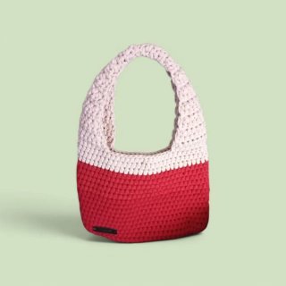 Bolso de hombro tejido con trapillo en rojo y beig