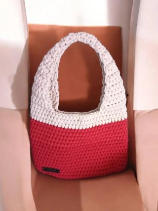 Bolso de hombro tejido con trapillo en rojo y beig