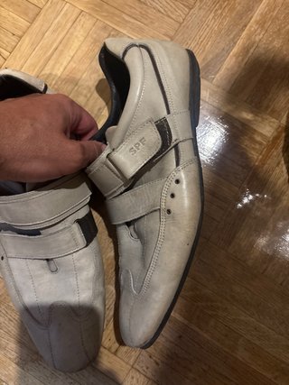 Zapatos de vestir beige con velcro