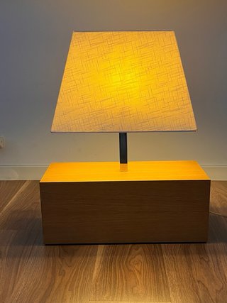 Lámpara de mesa base madera roble. Marca CELDA