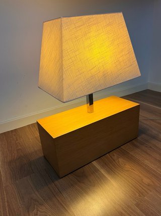 Lámpara de mesa base madera roble. Marca CELDA