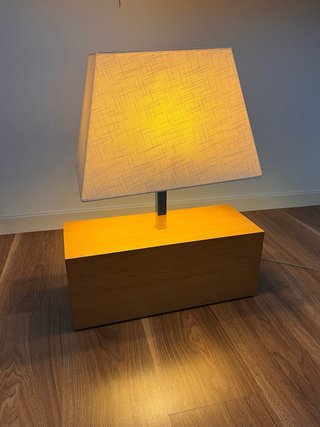 Lámpara de mesa base madera roble. Marca CELDA