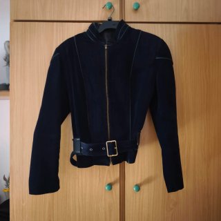 Cazadora ante azul marino y detalles piel. Diseño