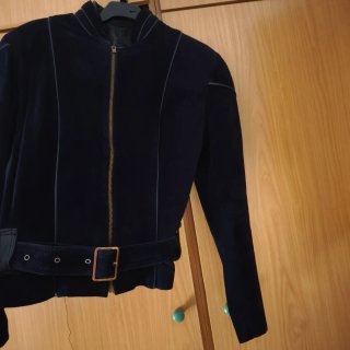 Cazadora ante azul marino y detalles piel. Diseño
