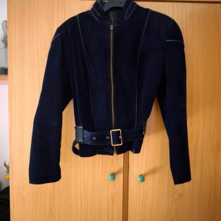 Cazadora ante azul marino y detalles piel. Diseño