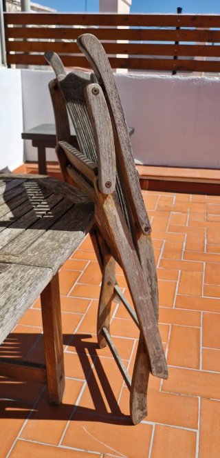 Mesa de madera y 4 sillones de exterior