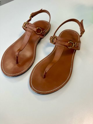 Sandalias planas marrones y doradas